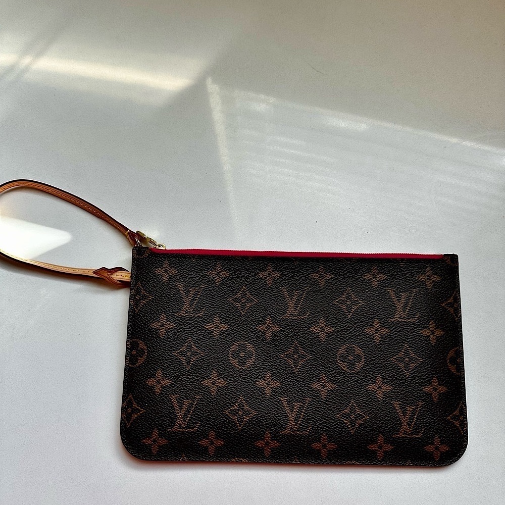 Louis Vuitton LV 🩷 Monogram Pouch Wristlet